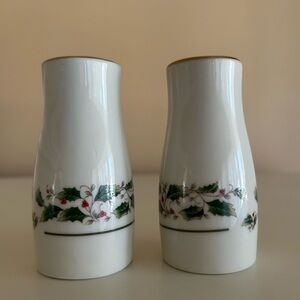 VINTAGE CHRISTMAS HOLIDAY PORCELAIN SALT & PEPPER SHAKERS